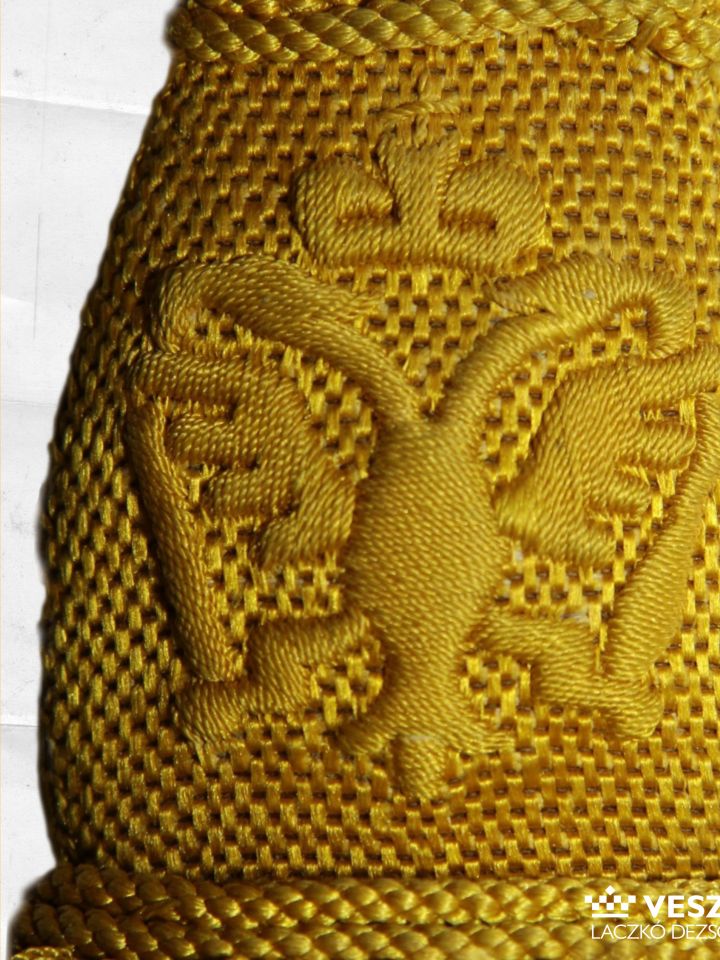 Az előző szolgálati öv gombja a császári kétfejű sassal