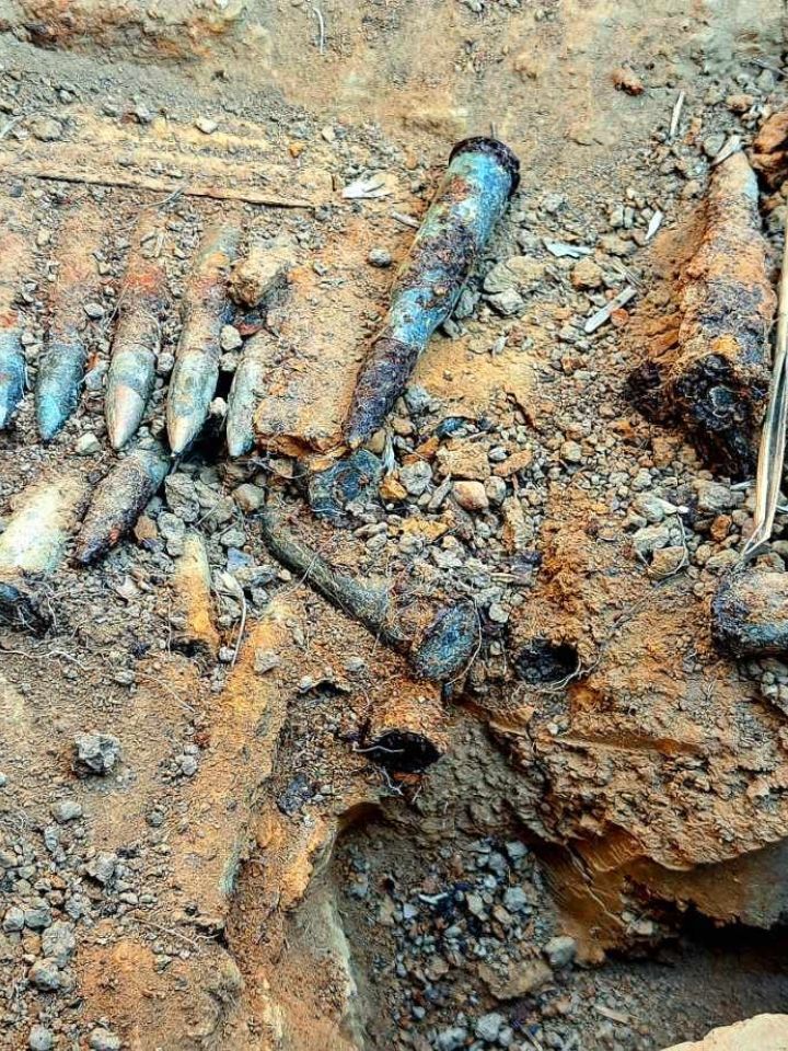 A szovjet 7.62x54R Moszin Nagant lőszerek 5 db-os töltősínben közelebbről, korrodálva