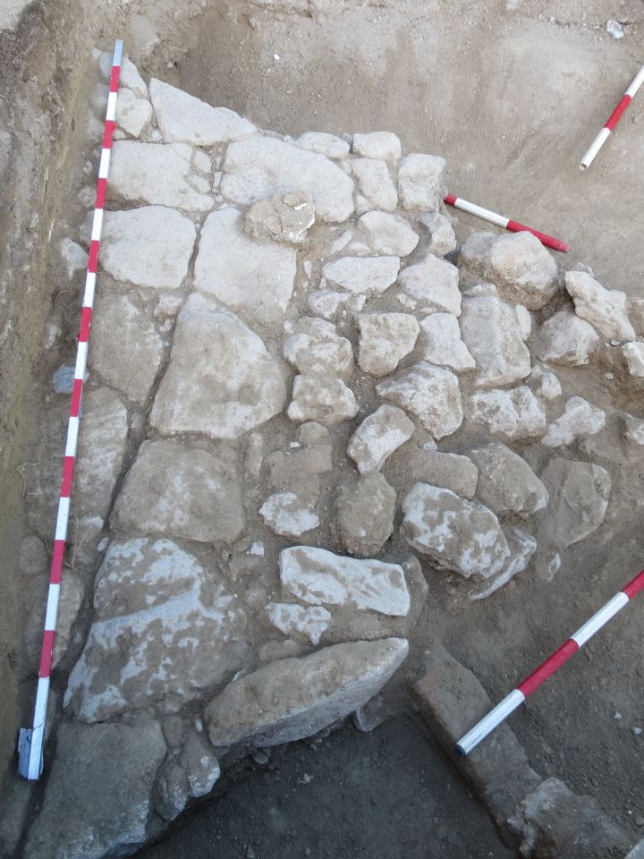 A korabeli járószint