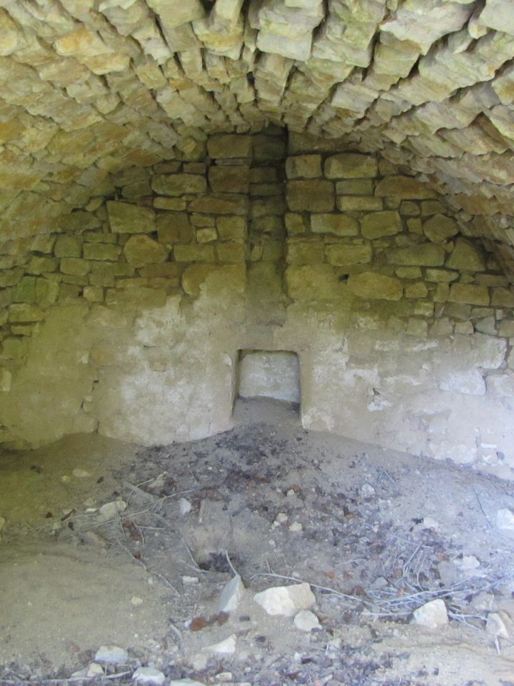 Pincebelső Szőlős határában. A tárolási funkciót betöltő vakablak felett a szellőzőjárat kiképzése látható, hamarosan visszatérünk rá.