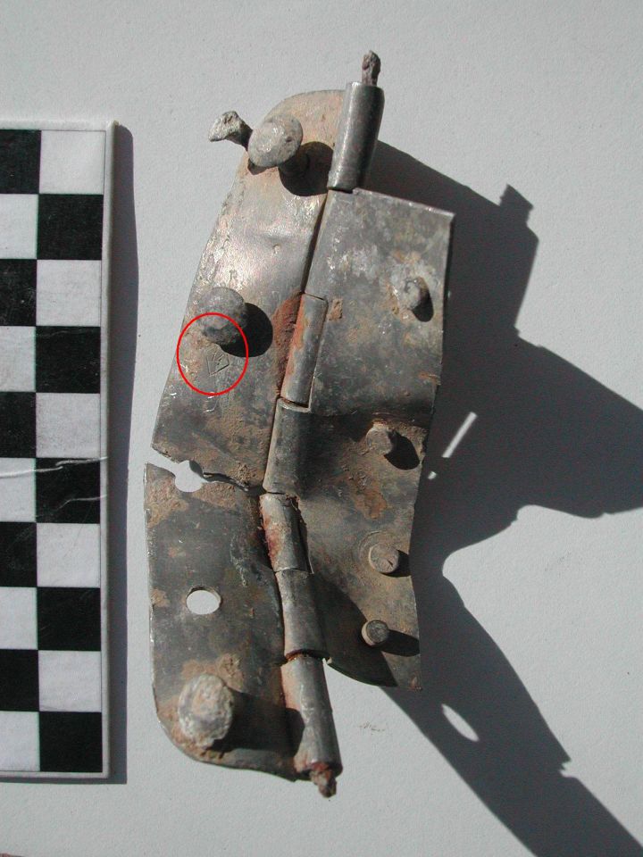 Egy deformálódott zsanér 14-es gyári beütővel