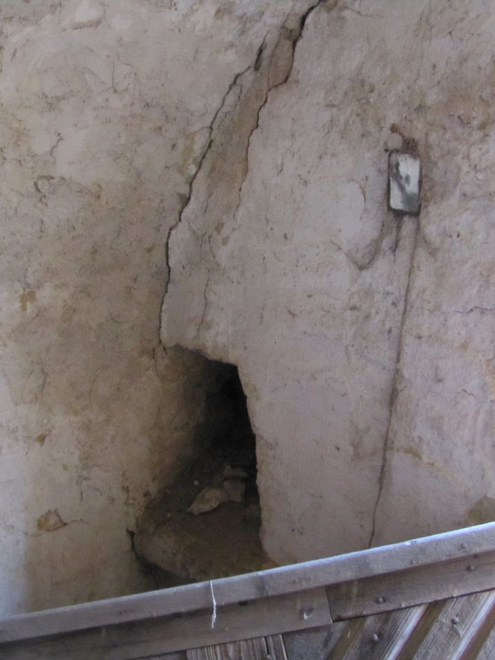 Kezdetleges, szőlőhegyi, falba épített tüzelőfülke, melyet a helyiség időszakos fűtése mellett elsősorban a hordómosáshoz szükséges víz felforralásához használták. 