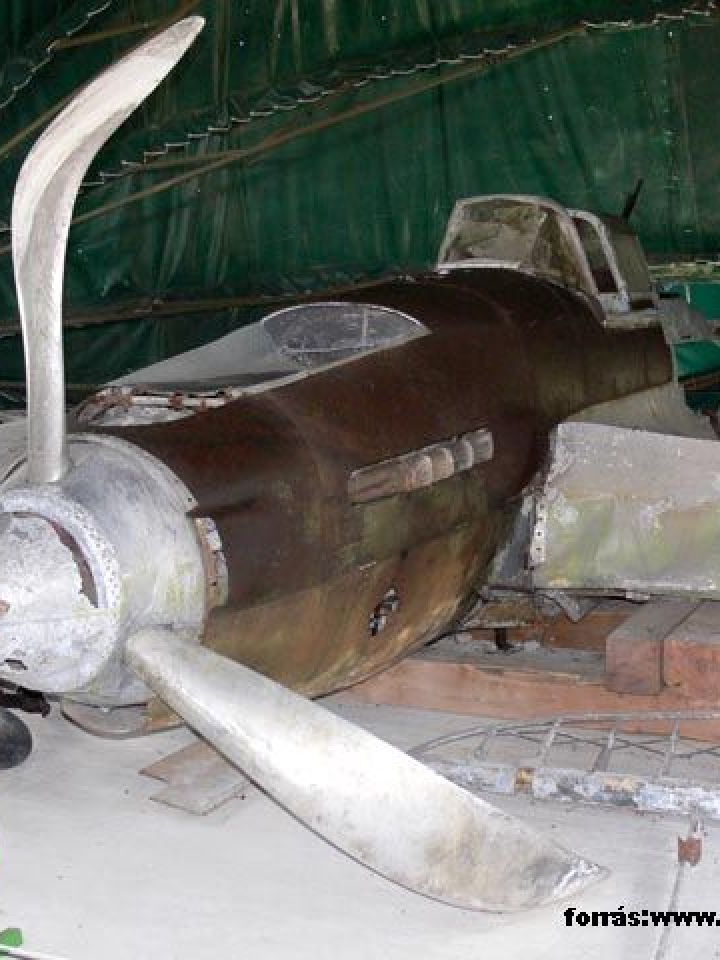 1999 májusában a Balatonból kiemelt IL-2 M3 Sturmovik csatarepülőgép a szolnoki Magyar Repüléstörténeti Múzeumban