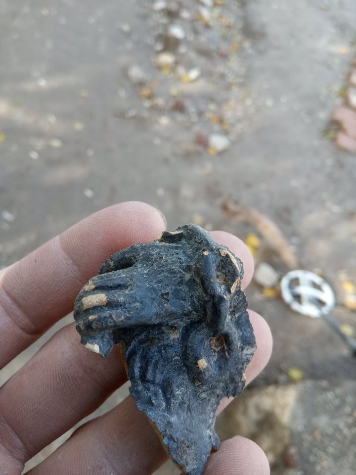 Láncos medvét mintázó díszedény töredéke