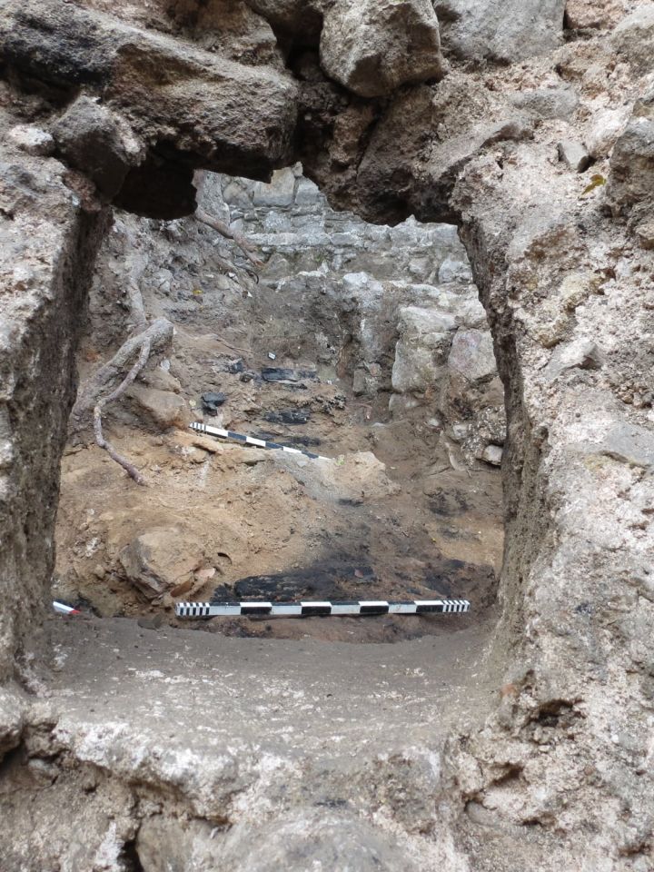 A torony déli lőrésének roncsolt maradványai