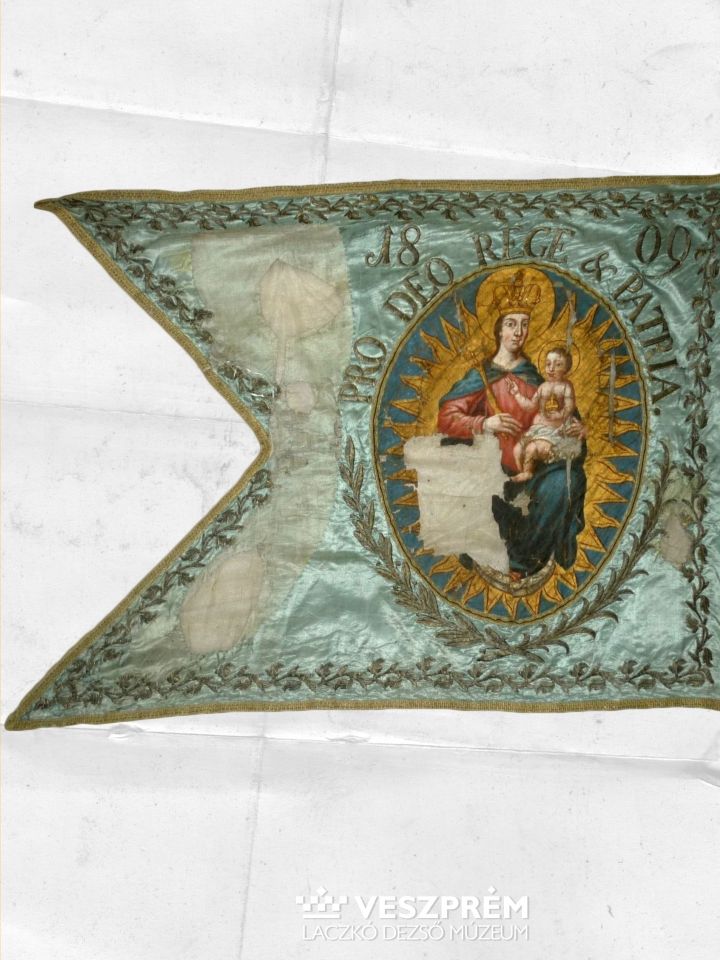Veszprém vármegye nemesi lovas ezredének egyik század zászlaja Patrona Hungariae ábrázolással (Laczkó Dezső Múzeum – Iparművészeti Gyűjtemény ltsz. 56.11.1.)