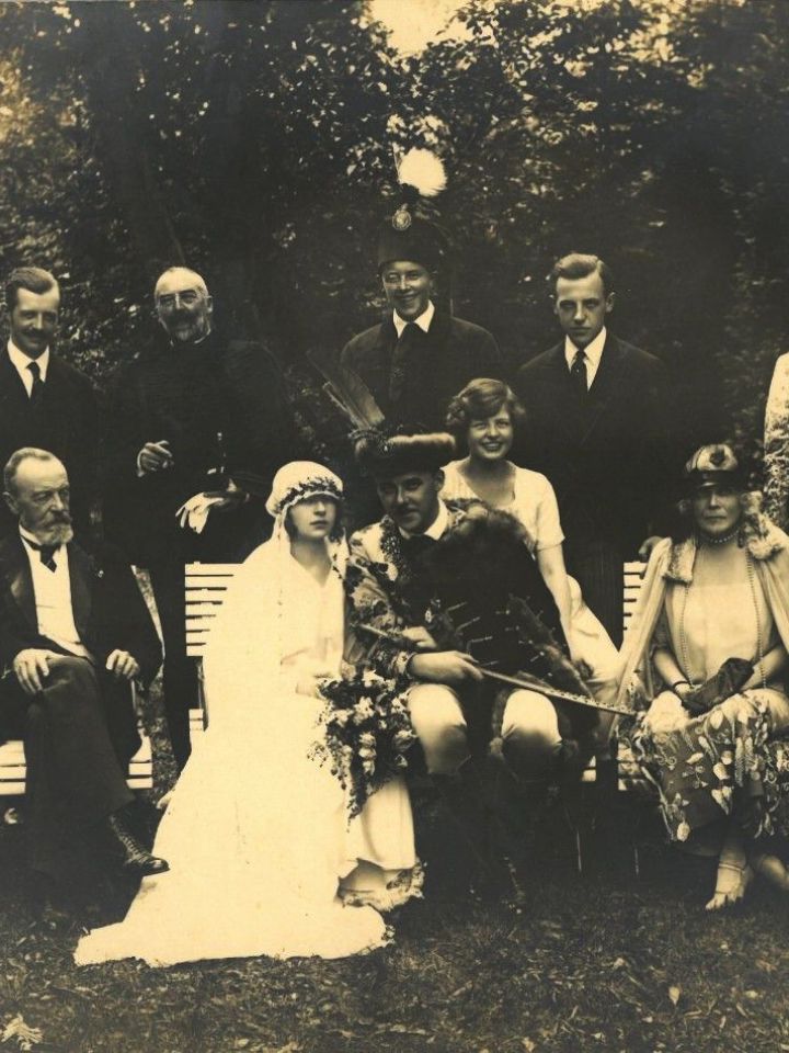 Az ifjú főrangú pár szorosabb rokonságuk körében (LDM–TFGy ltsz. 69.1877.)