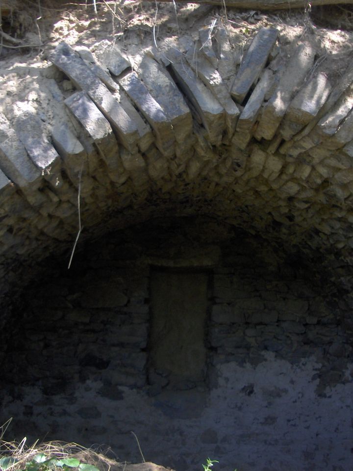 Bazaltból rakott boltpince a Tóti-hegyen.