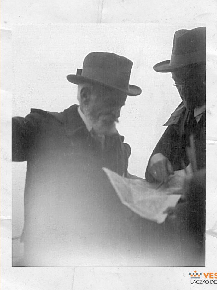 2.	Laczkó Dezső Cholnoky Jenő földrajztudóssal, térképet nézve, 1930 körül (Laczkó Dezső Múzeum–Múzeumtörténeti Adattár ltsz. 48 788/1977.)