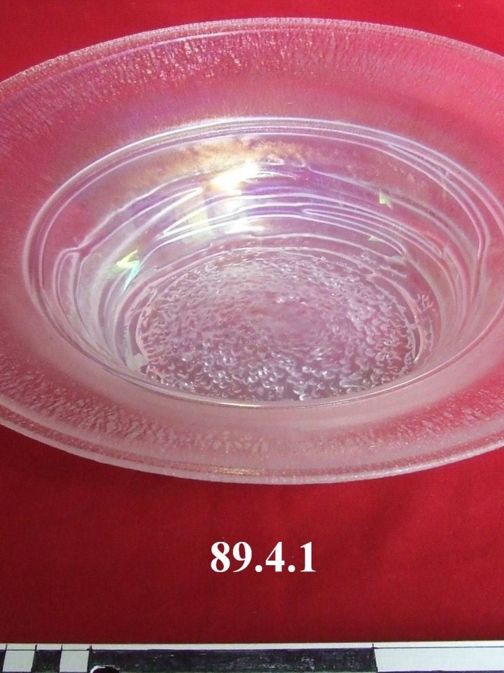 Ü 89.4.1. Tál, 1989, fúvott, irizáló felületű átlátszó üveg, üvegszál rátéttel plasztikusan díszített, 33,5X15cm