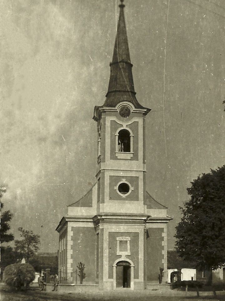 Adventkor egy szép terítőt tenni az asztalra …,  fölötte gyertyás koszorúval