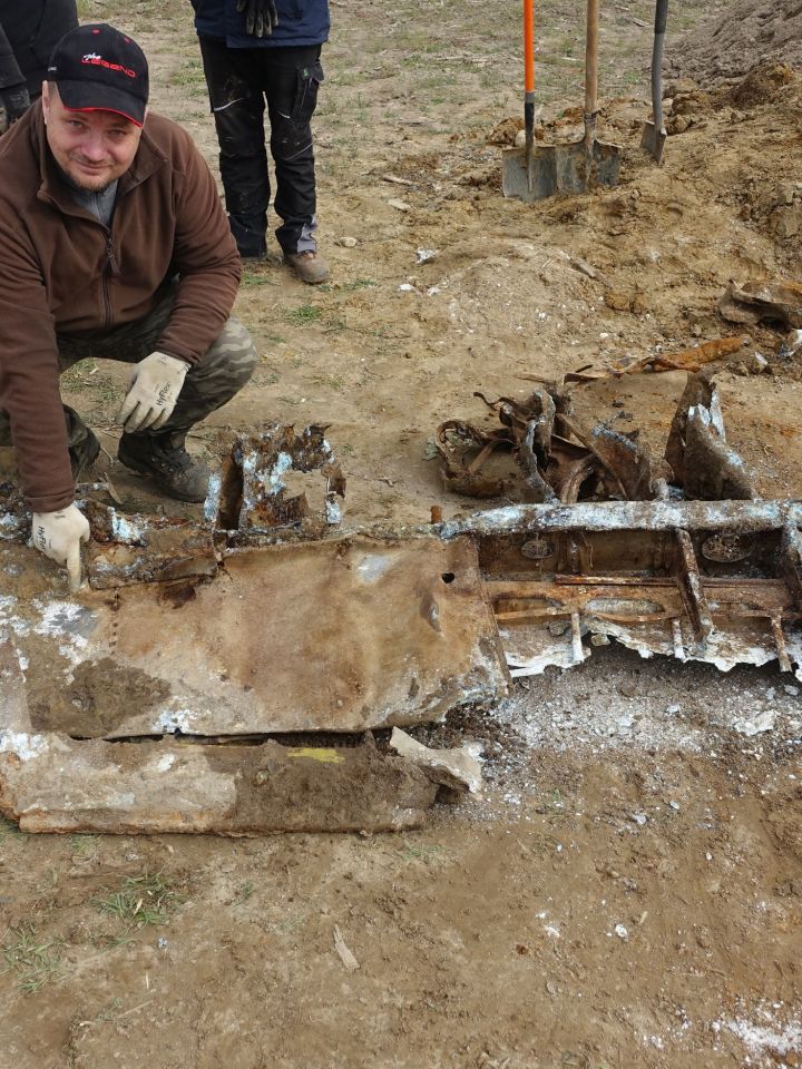 Varga László közösségi régészeti önkéntes a repülőgép megtalálója a szárny maradványaival 2023.március