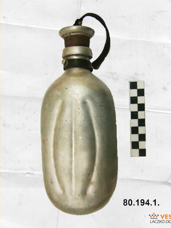 1934 M tábori kulacs (Laczkó Dezső Múzeum – Történeti Gyűjtemény ltsz. 80.194.1.)