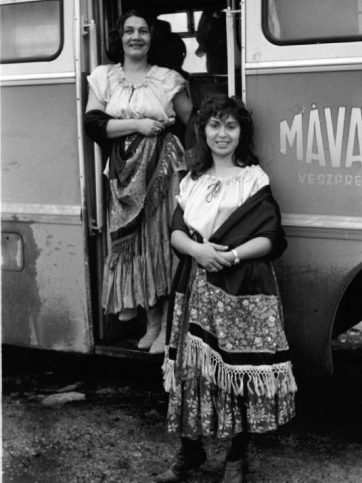 A képen Balogh Mária énekes-táncos és Gertner Mariska első táncos, énekes az együttes belső vezetője. Forrásértékű fényképek, 22781. Vajkai Aurél felvétele 1964-ből.