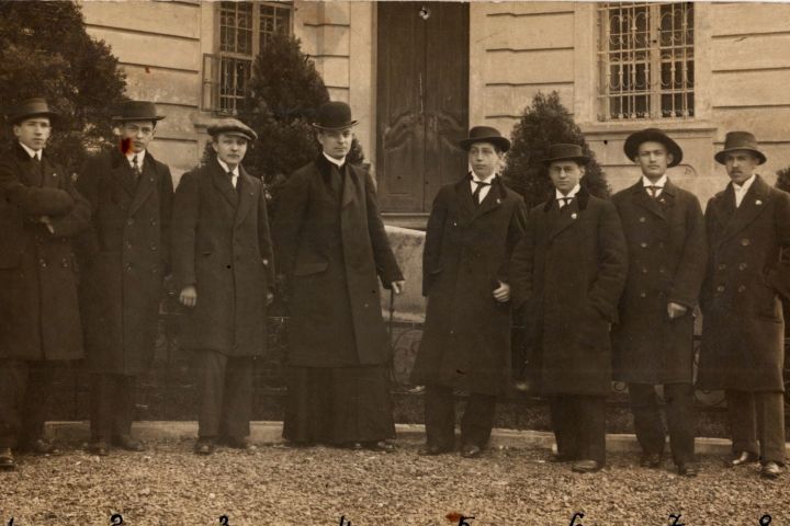 Besorozott veszprémi piarista diákok és osztályfőnökük, 1915. márc. 23. (LDM-–Történeti Fénykép-gyűjtemény 69.2739. ltsz.)  