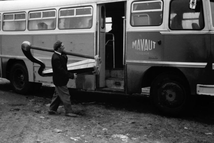 Az „Ezüsthárfa” nevet a hangszerek ezüst gombjai után adta magának az együttes. Fellépésre indulva. Forrásértékű fényképek, 22784. Vajkai Aurél felvétele 1964-ből.