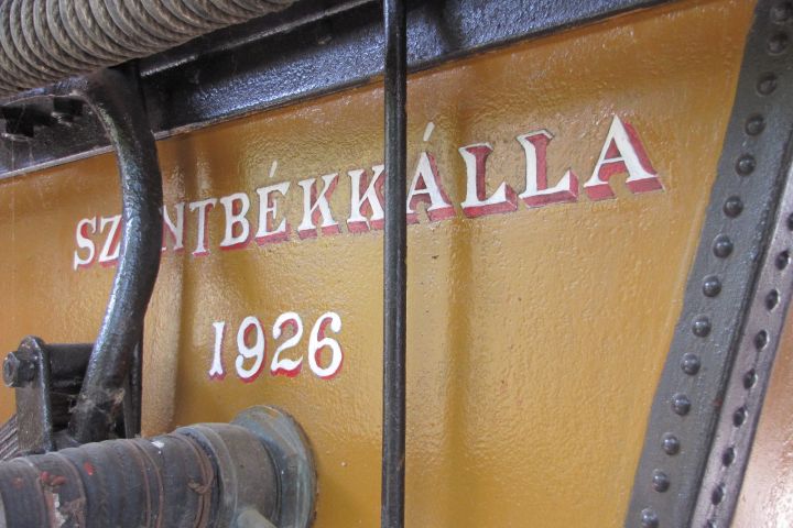 Felirat a felújított községi tűzoltókocsin.