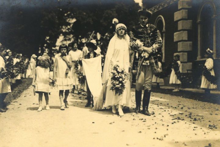 Az ifjú főrangú pár a templomba menet (vagy jövet) (LDM–TFGy ltsz. 69.1929.)