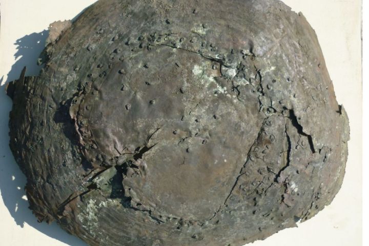 Felsőörs Ányosháza a farkasfog szegecseléses technikával  készített római rézüst töredék alsó része