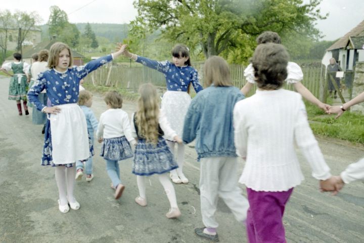 Hajliliomozás. Fotó:Nagyvári Ildikó – Vigándpetend, 1990. lsz.: N.2012.15.70.