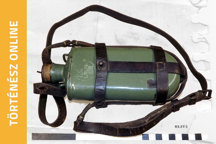 1888 M tábori kulacs zománcozott példánya lovassági hord készülékkel (Laczkó Dezső Múzeum – Történeti Gyűjtemény ltsz. 83.27.1)