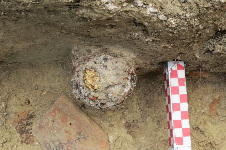 Ép ágyúgolyó, edény- és kályhaszem-töredékek az agyagos omladékrétegben