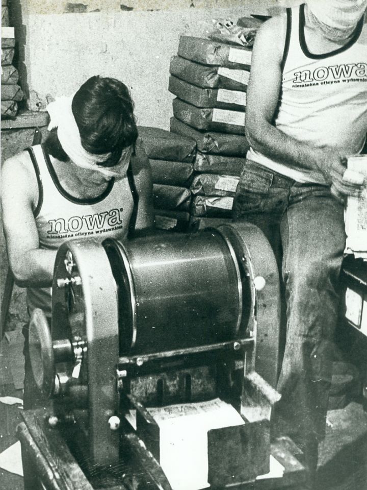 Konrad Bieliński (balra) és Mirosław Chojecki, a NOWA szamizdatkiadó munkatársai. Konstancin, 1980.