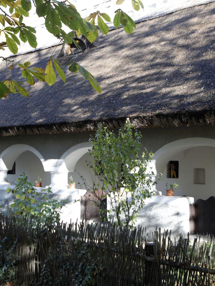 Bakonyi Ház külső a sétány felől