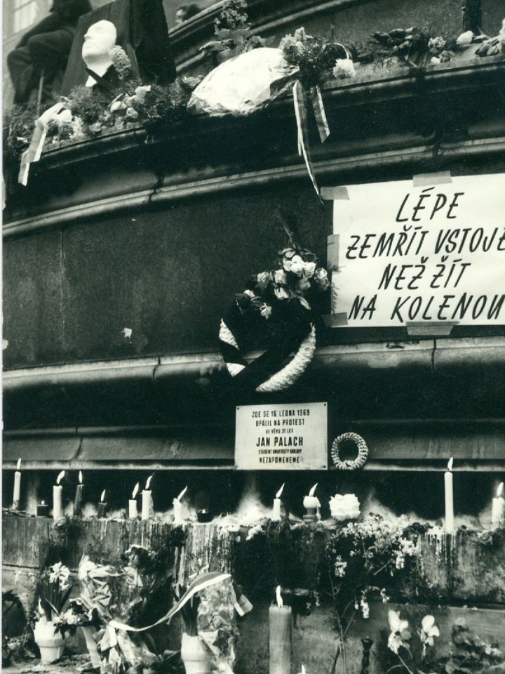 Megemlékezés Jan Palach halálának helyszínén. Prága, Vencel tér, 1969.