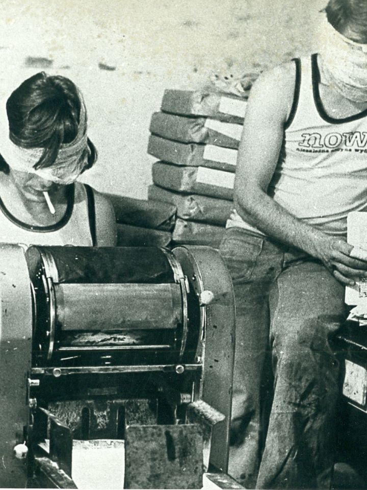 Konrad Bieliński (balra) és Mirosław Chojecki, a NOWA szamizdatkiadó munkatársai. Konstancin, 1980.
