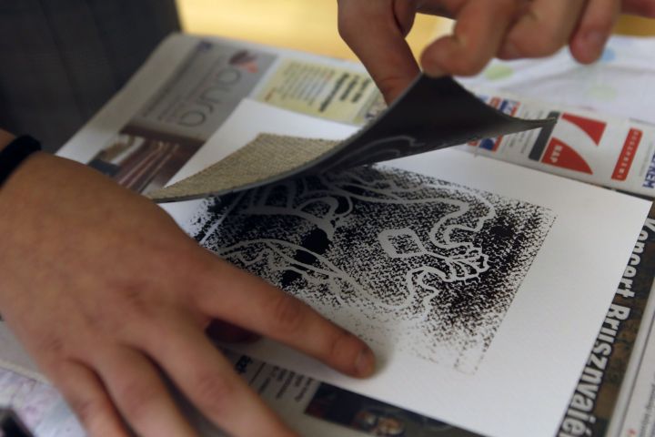Faragott támlájú székek -linómetszés középiskolásoknak