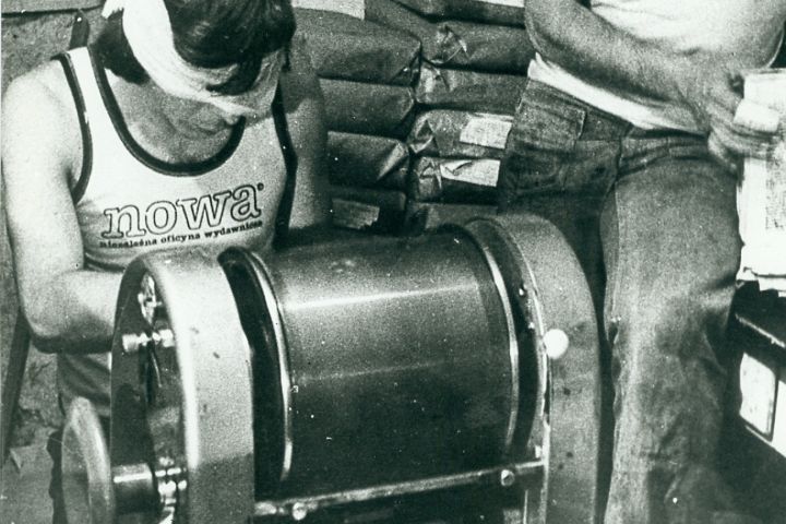 Konrad Bieliński (balra) és Mirosław Chojecki, a NOWA szamizdatkiadó munkatársai. Konstancin, 1980.