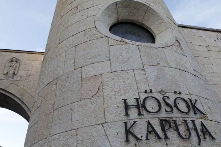 Hősök Kapuja - Vár utca 2. 