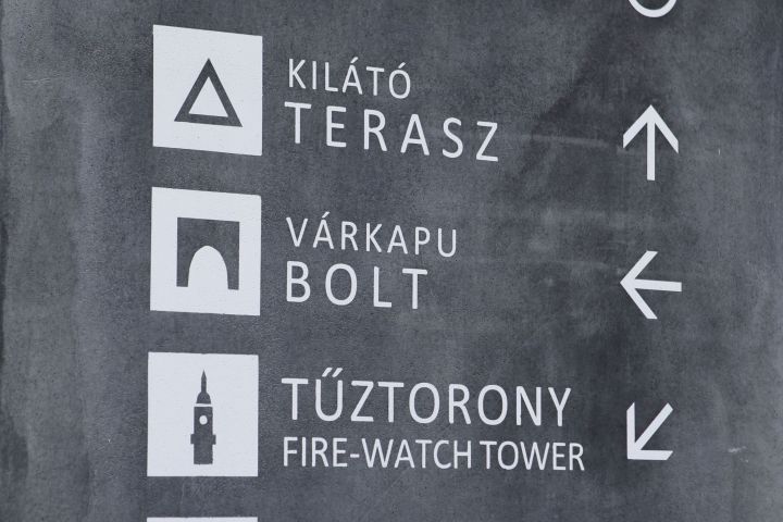Hősök Kapuja - Vár utca 2. 