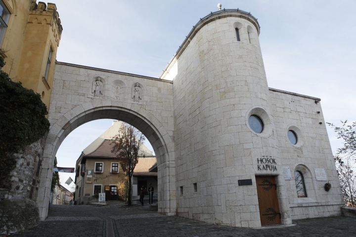 Hősök Kapuja - Vár utca 2. 