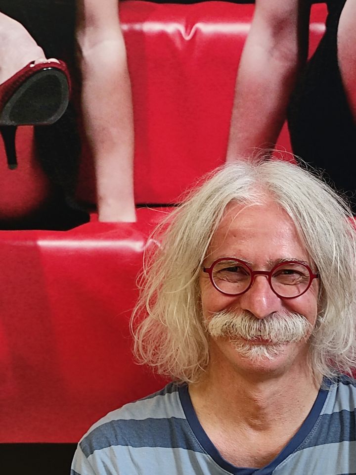 A fiúk a lányokkal táncolnak reggelig