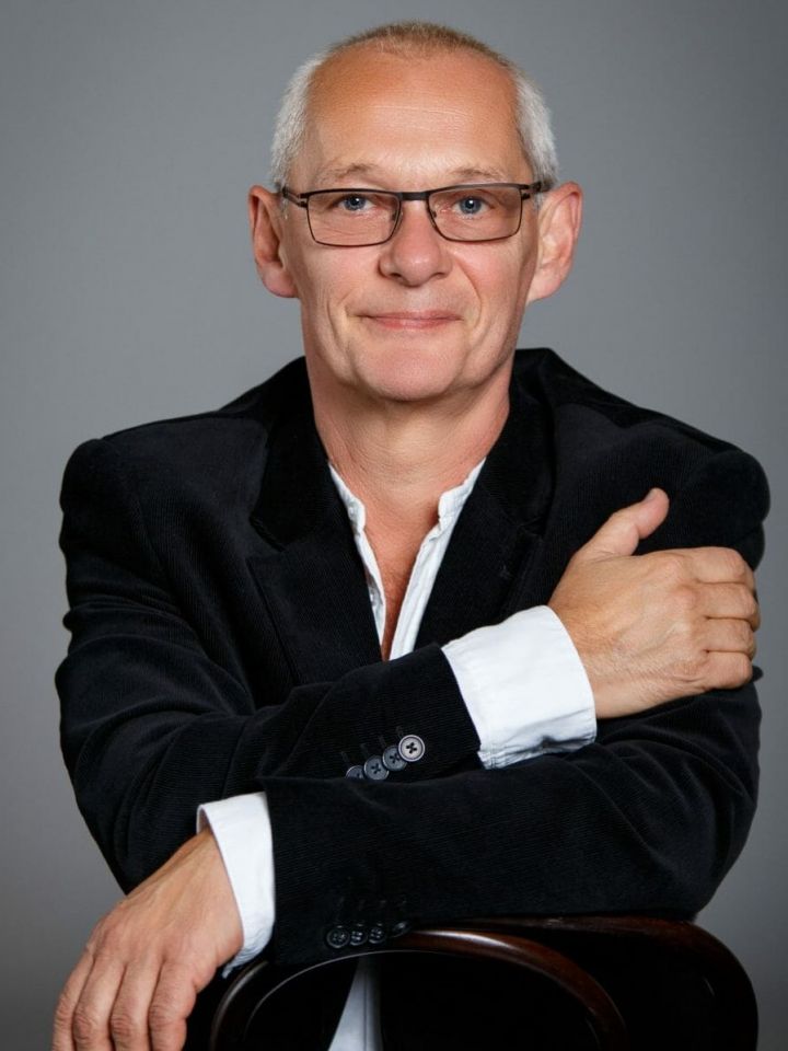 A fiúk a lányokkal táncolnak reggelig