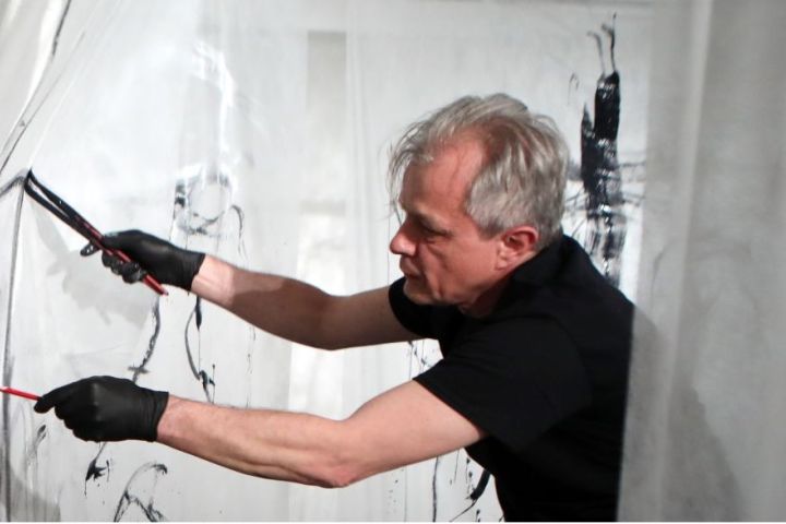 Hegyeshalmi László tárlatvezetése