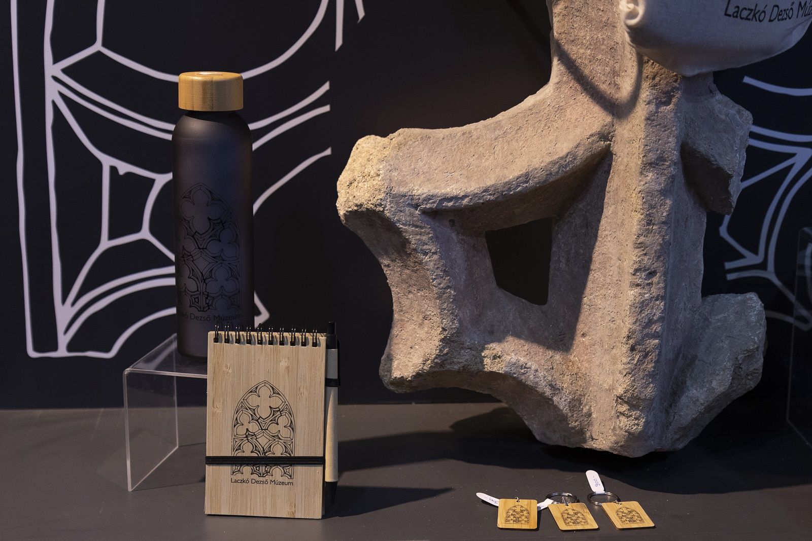 A Hősök Kapuja mintája alapján készült tárgyak