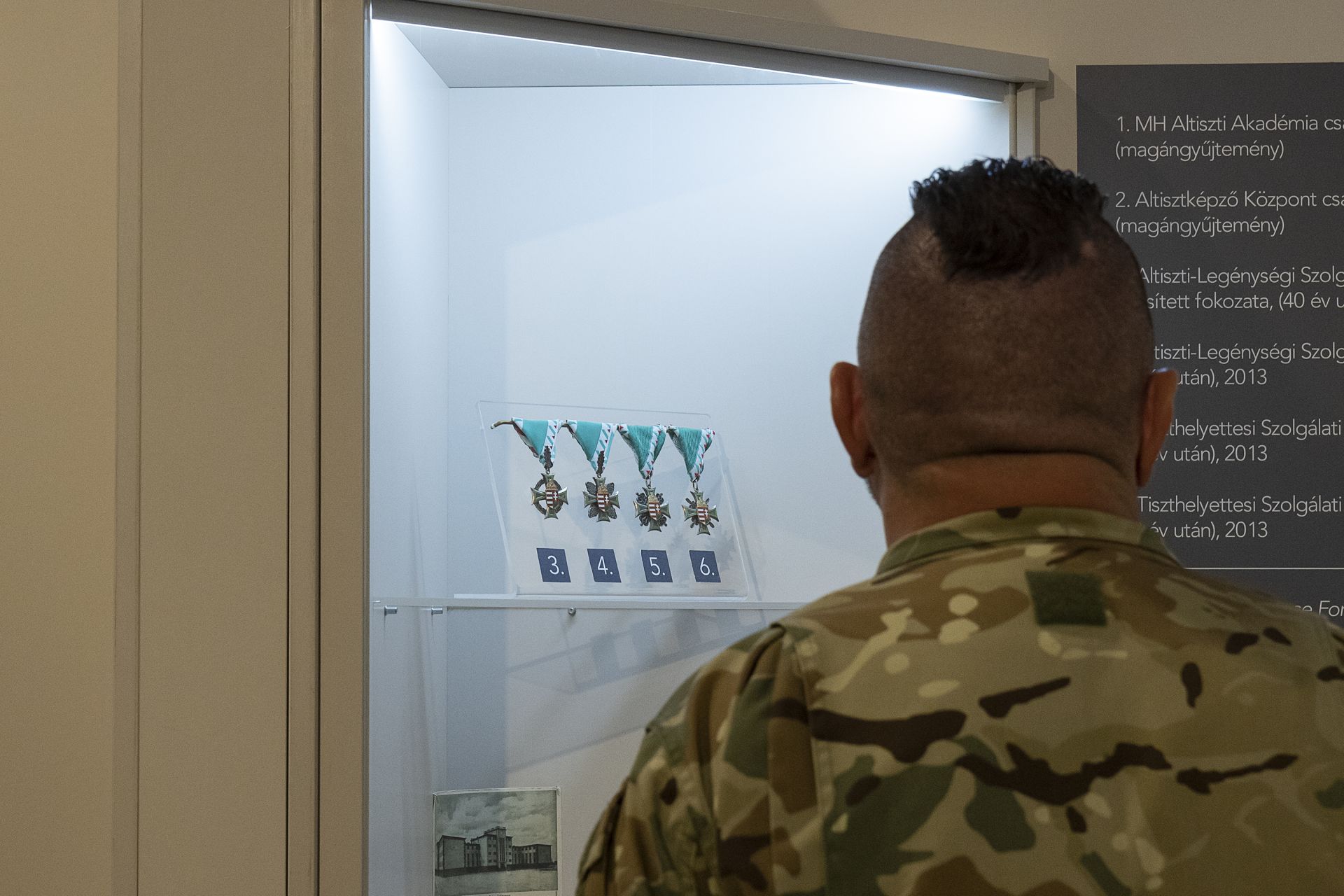 A Jutas 100 kiállítás kepei az első látogatókkal