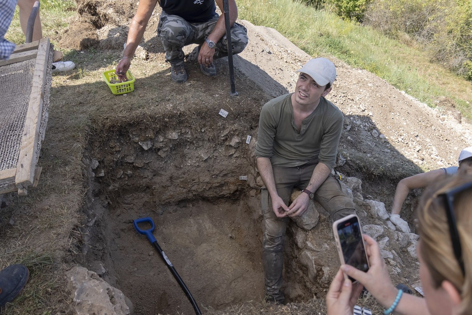 A megtalált raktár maradványai közt