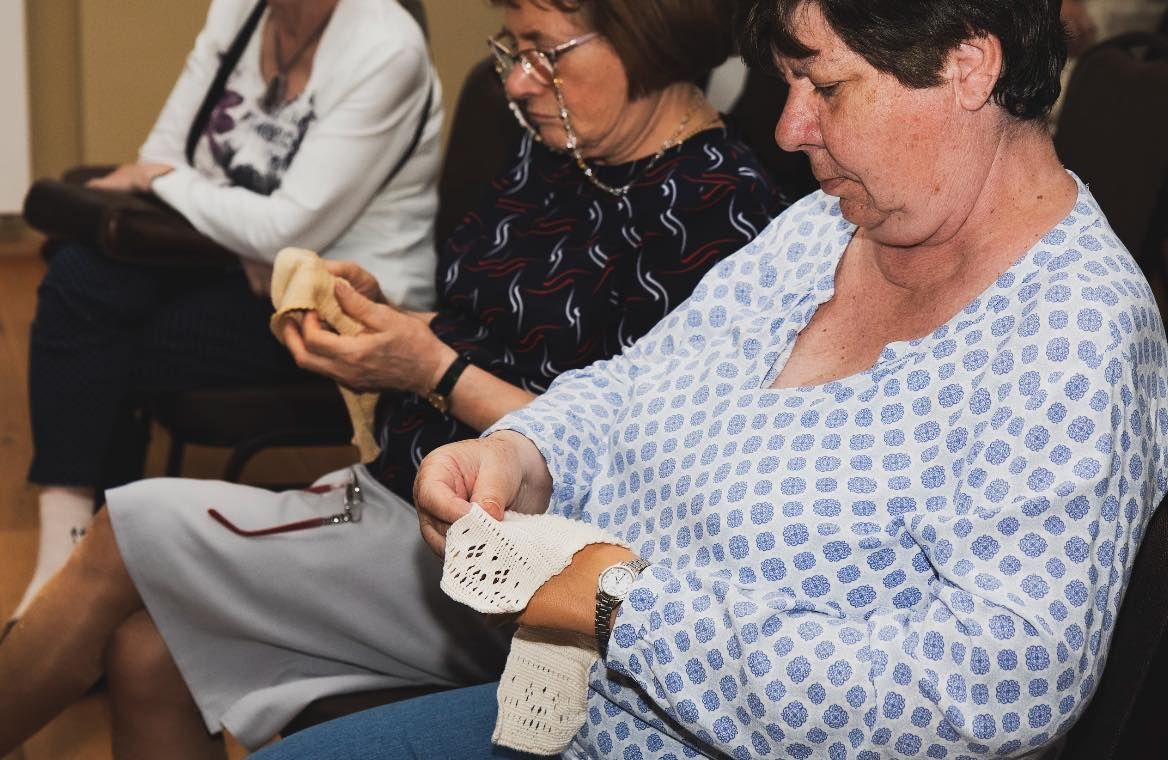 A résztvevők ismerkednek a textíliával