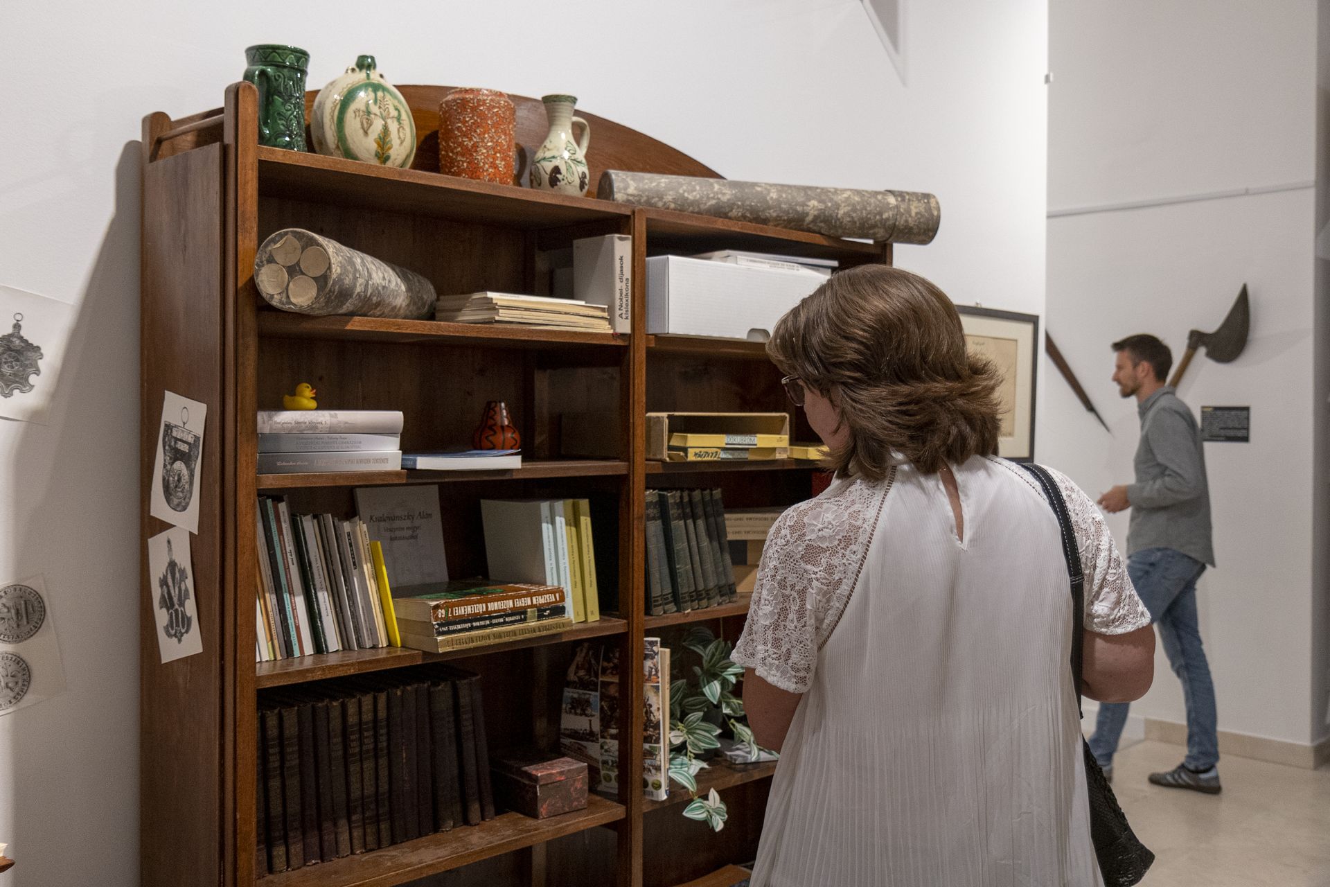 Érdeklődők a kiállitásban 