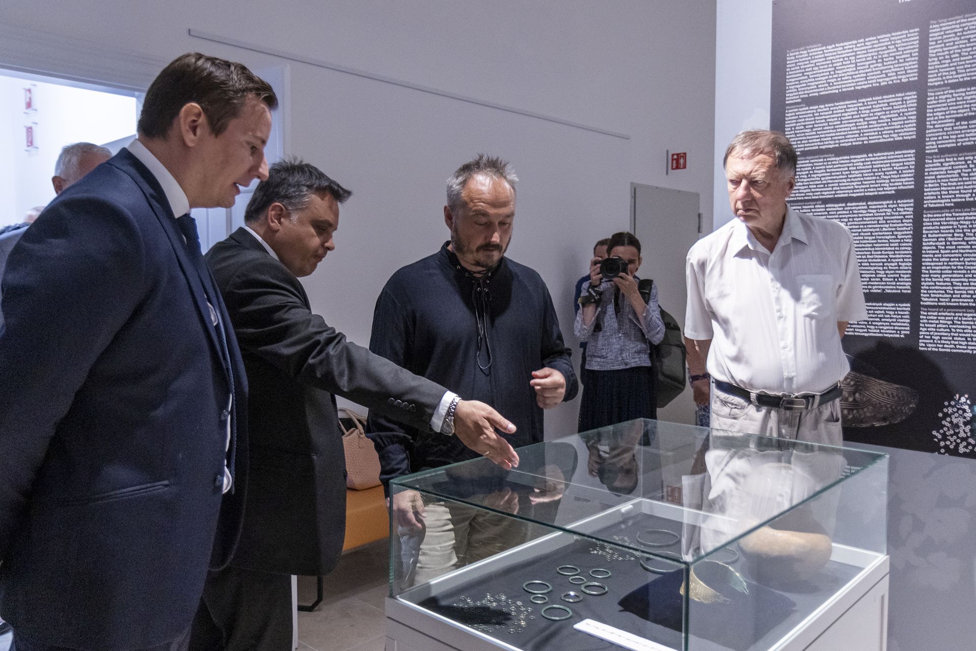 Péterváry Tamás tárlatvezetése 