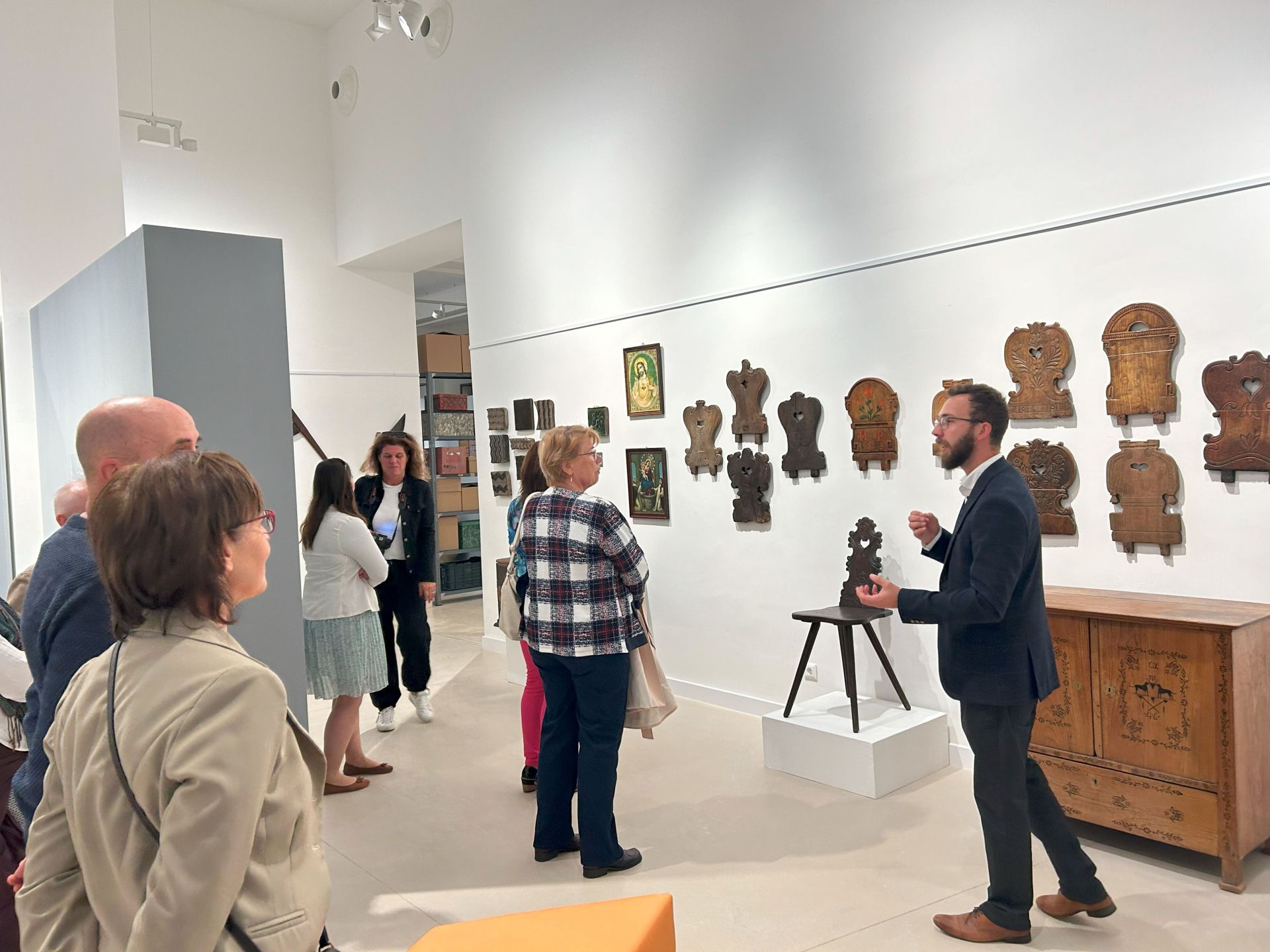 Pátkai Ádám Sándor tárlatvezetése a kiállításban