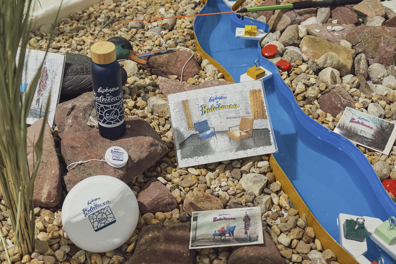 Kiskapu a Balatonra emléktárgyak a kiállítás enteriőrben