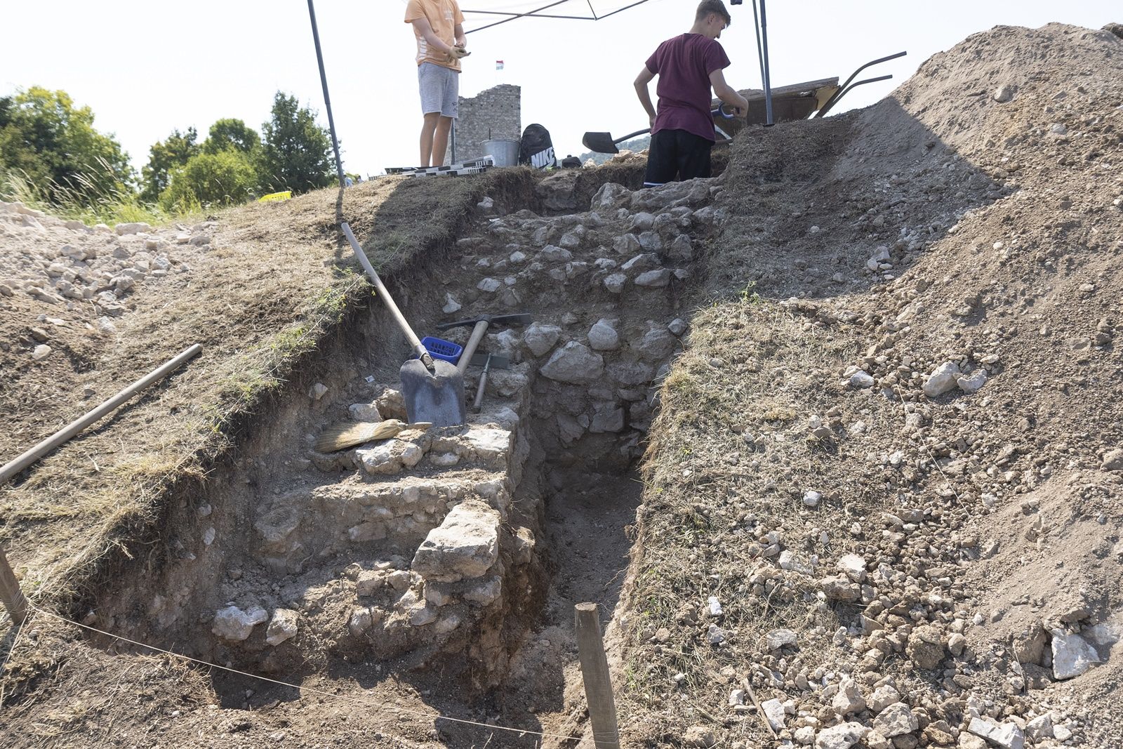 Folyik a kutatás a vár romjai közt