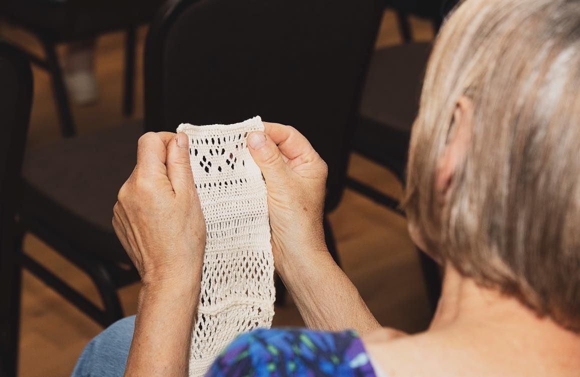 A résztvevők ismerkednek a textíliákkal