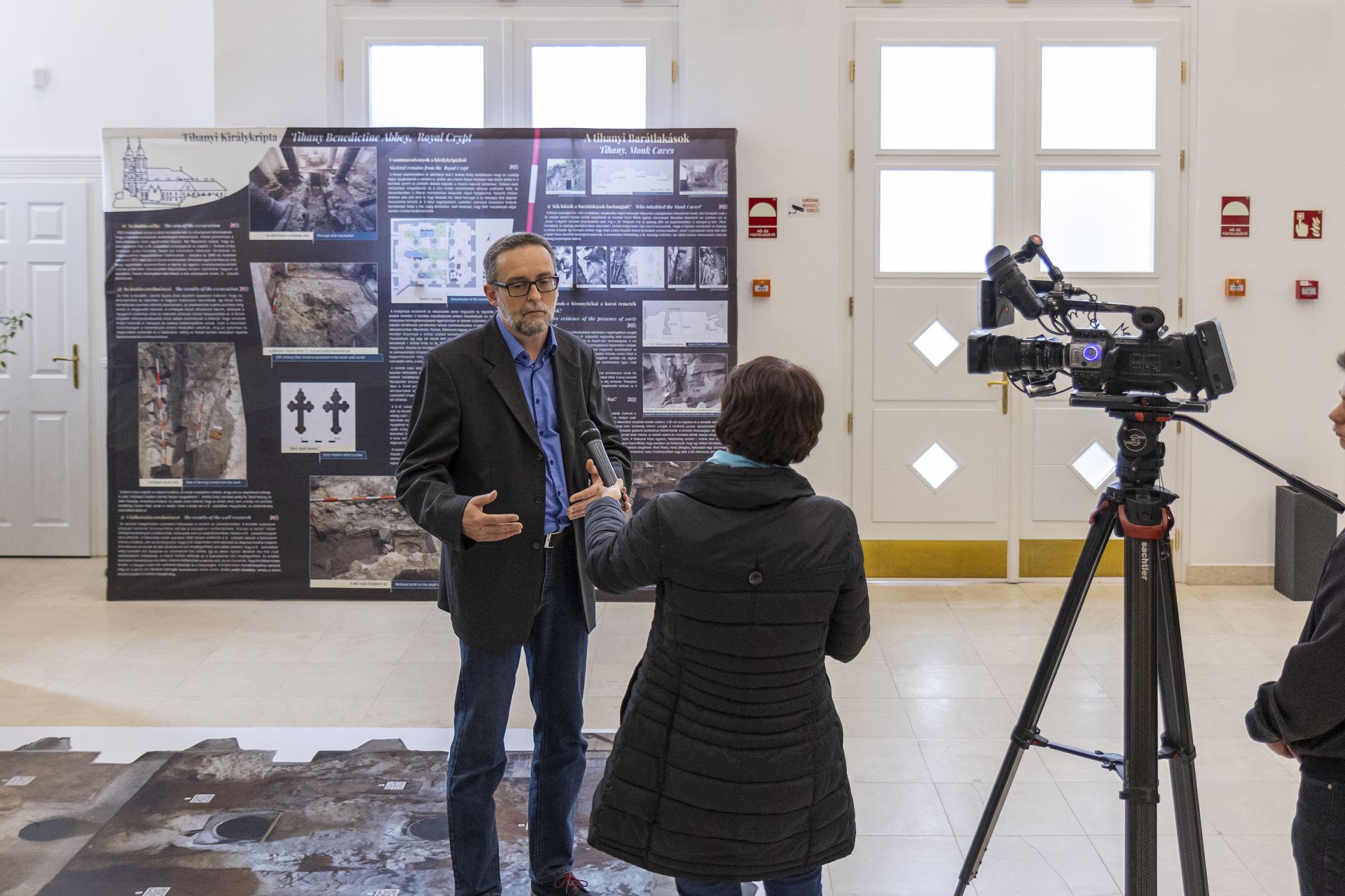 Mende Balázs interjút ad a helyi televíziónak 