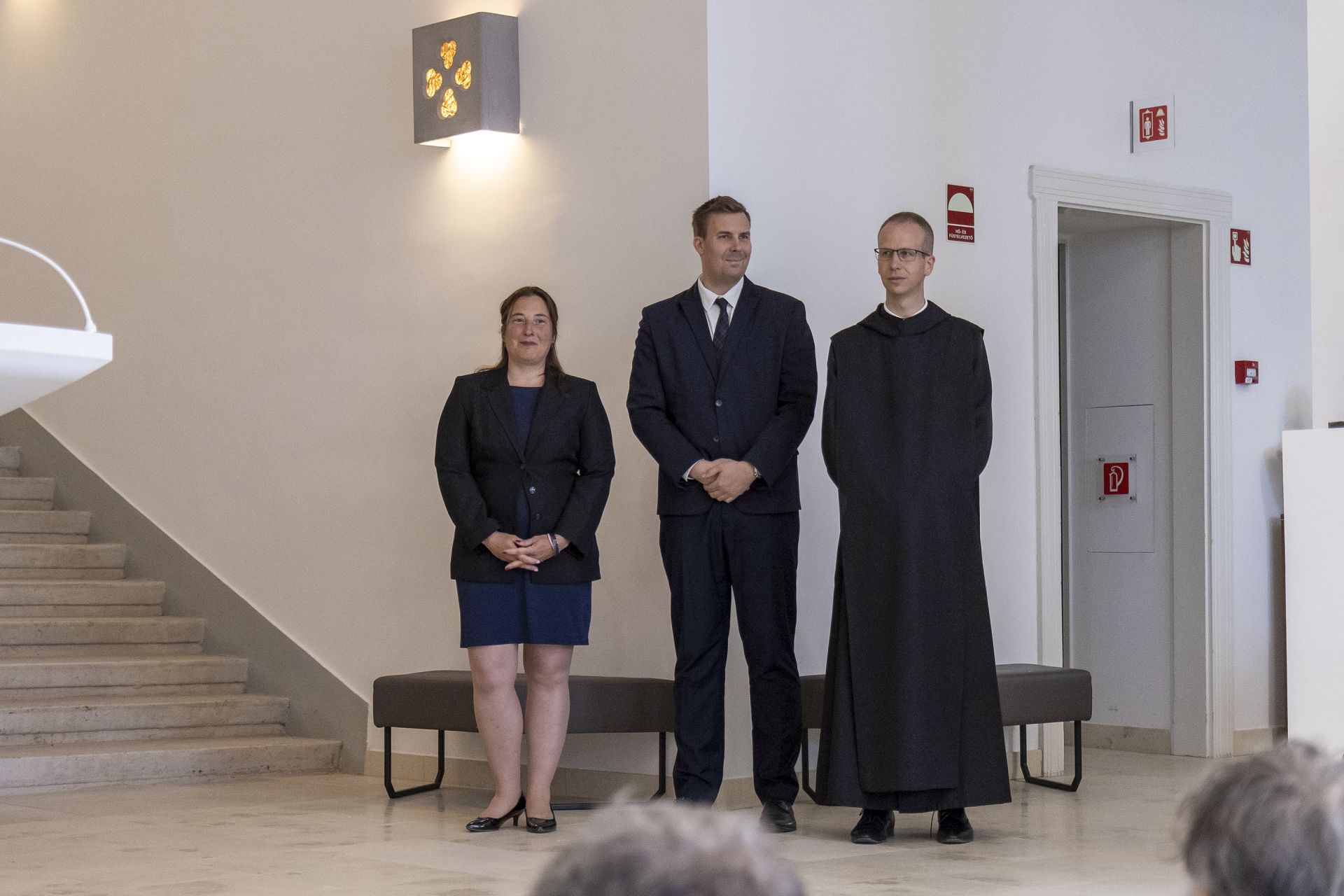 Szanyi Brigitta igazgató, Halmay Gábor képviselő és Mihályi Jeromos perjel 